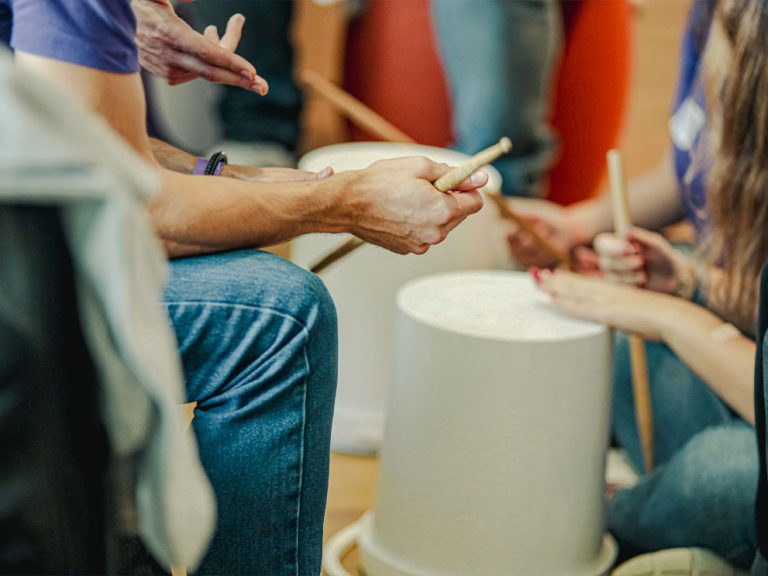 Team-Buildings-Drumming-Up-Indoor-Comunicação-Espírito-de-Equipa-Criatividade-Música